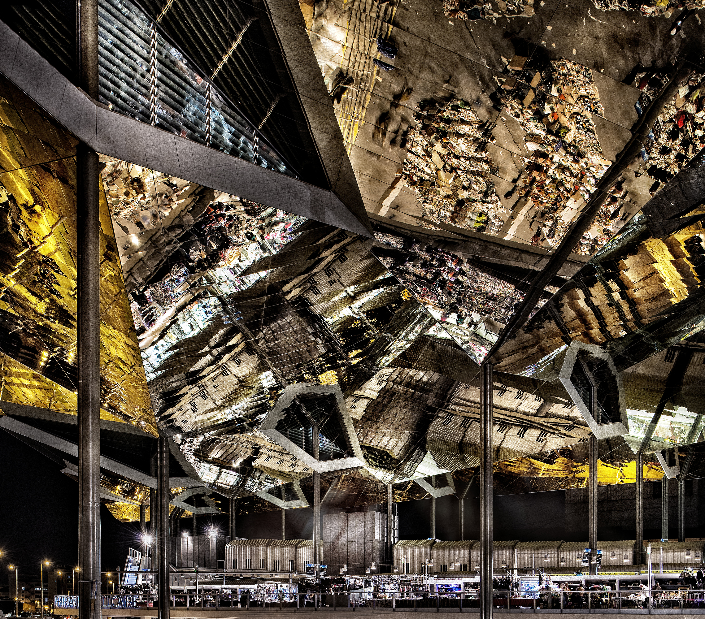 Reflejos del Mercat Dels Encants Vells -Barcelona